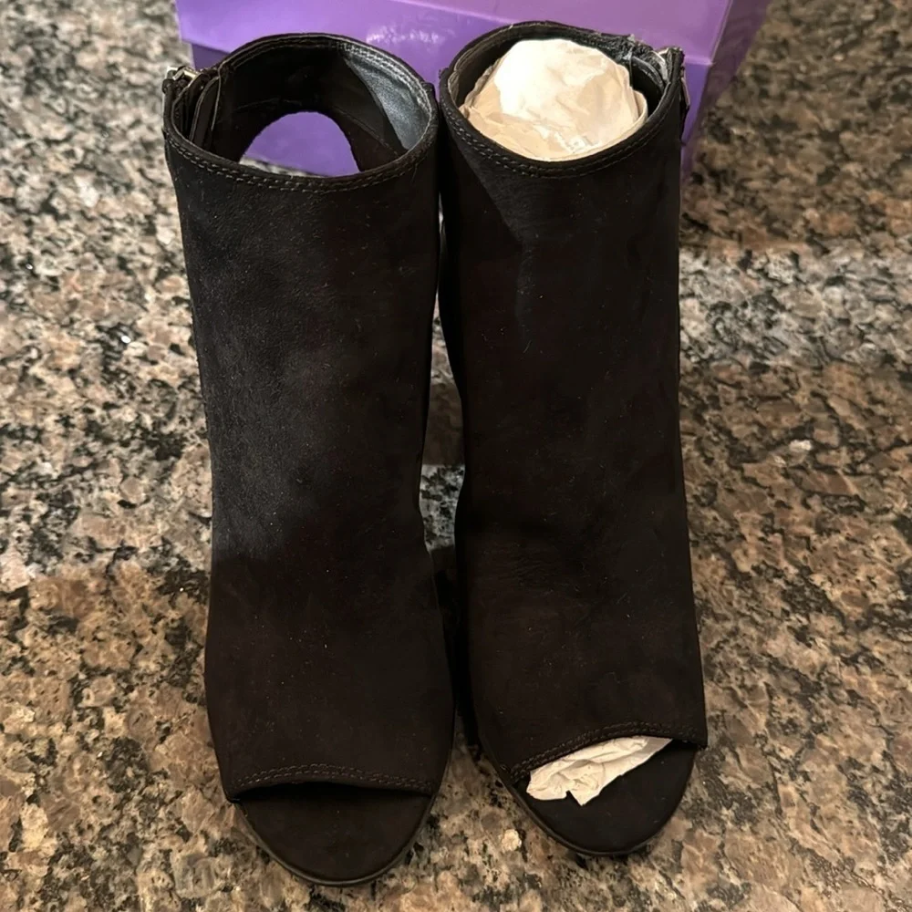 Madden girl black suede peep toe ankle boot NIB 8.5
